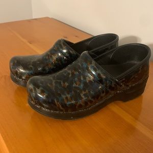 Very Gently Used Danskos